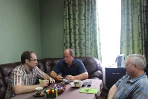 На переговорах с новым членом Попечительского совета Первого в России храма во имя священномученика Сергия (Шеина) в селе Анастасьино Балашовской епархии — генеральным директором ООО «Анастасьинское» Петром Анатольевичем Ковылиным и председателем Широкоуступской сельской администрации Калининского района Саратовской области Юрием Николаевичем Деревянко.